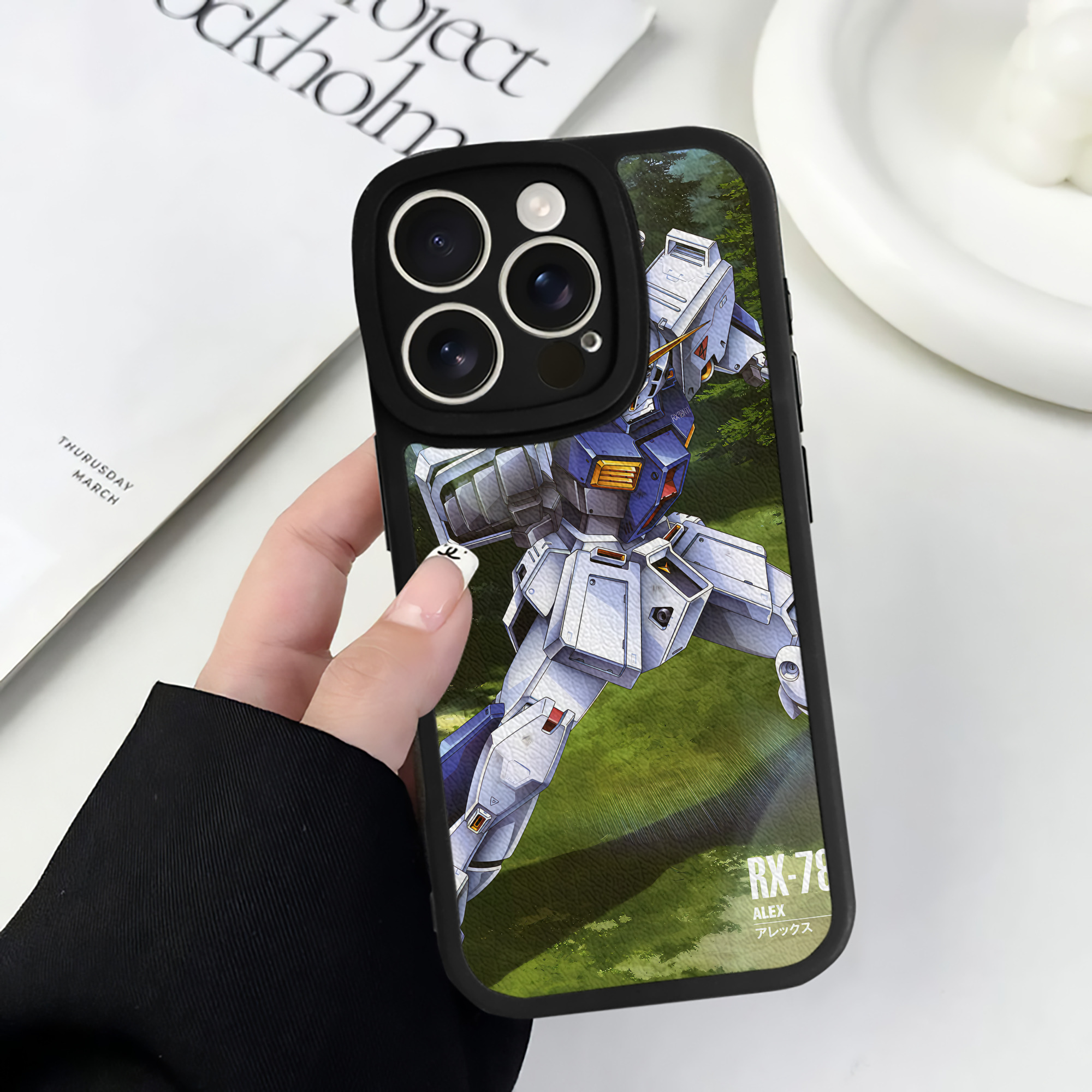 （画像用） 機動戦士ガンダム Mobile Suit Gundam 【iPhone 16シリーズ対応】シリコンスマホケース（レザー調） 材質：シリコン